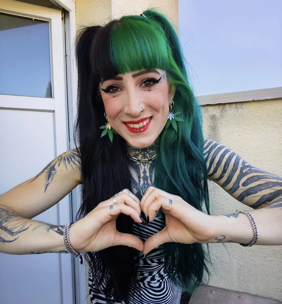 Miss CBD fait un cœur avec ses mains